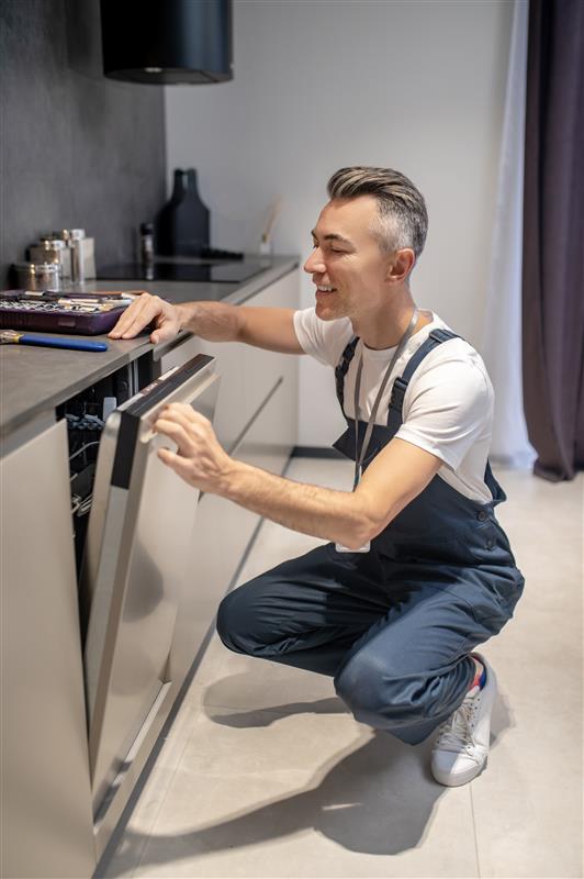 working mood smiling-man